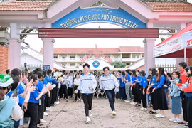 Niềm vui của thí sinh tại điểm thi Trường THPT Pleiku sau kỳ vượt vũ môn. Ảnh Đ.T