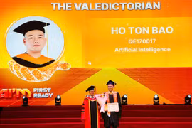 Trường Đại học FPT trao bằng tốt nghiệp đại học năm 2025 cho 300 sinh viên khóa đầu tiên tại cơ sở Quy Nhơn.