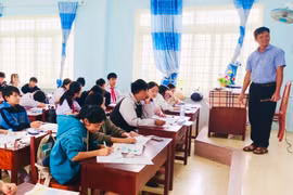 Sở Giáo dục và Đạo tạo Gia Lai cùng chính quyền địa phương đã kêu gọi các đơn vị, nhà hảo tâm chung tay hỗ trợ sách vở, giúp học trò vùng lũ sớm ổn định học tập.