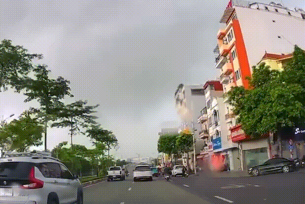 Khoảnh khắc tia sét đánh thẳng vào nhà người dân trên đường Cổ Linh Khoảnh khắc tia sét đánh thẳng vào nhà người dân trên đường Cổ Linh
