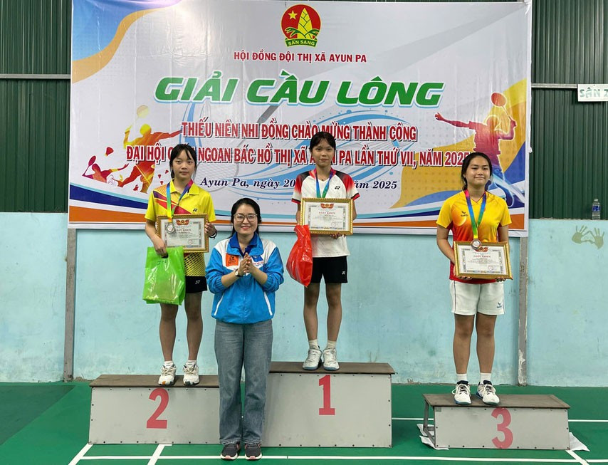 Chị Nguyễn Thị Như-Phó Bí thư Thị Đoàn, Chủ tịch Hội đồng Đội thị xã trao giải cho các vận động viên xuất sắc nhất nội dung đơn nữ lứa tuổi THCS. Ảnh: Vũ Chi 11.jpg