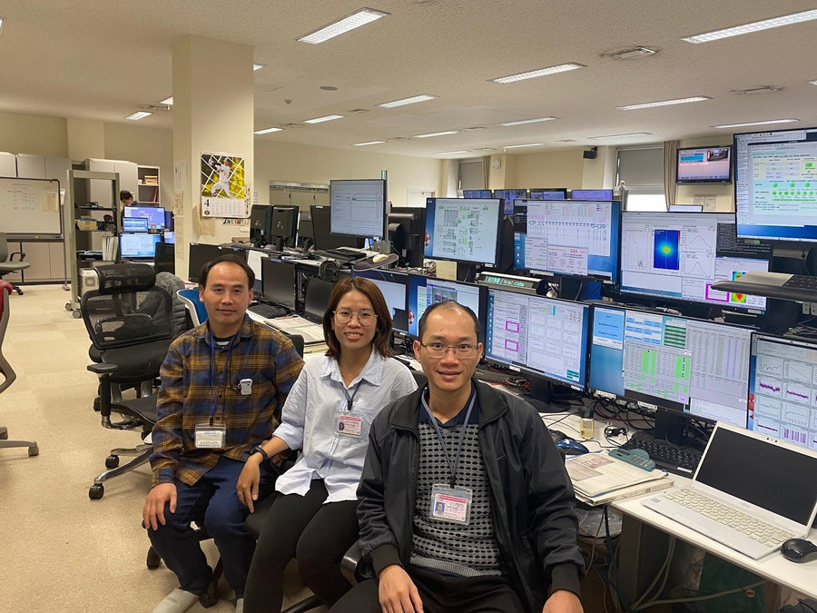 TS. Cao Văn Sơn (người ngồi bên trái), thành viên nhóm nhóm Vật lý neutrino làm việc ở phòng điều khiển trung tâm máy gia tốc J-PARC (Nhật Bản). Ảnh: ĐVCC a3.jpg