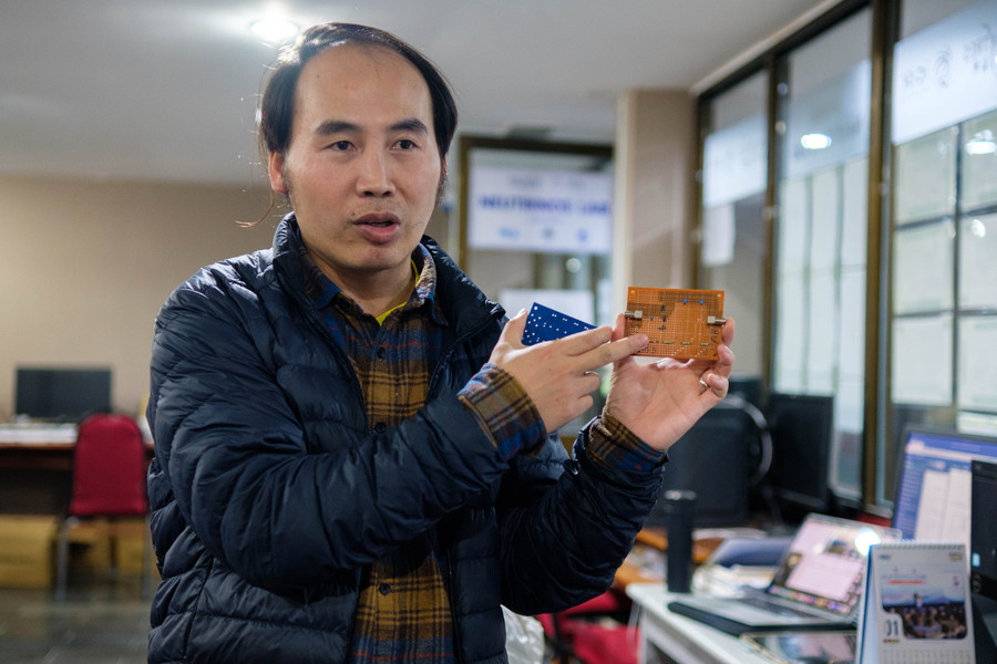TS. Cao Văn Sơn giới thiệu về bảng mạch điện tử do nhóm Vật lý neutrino (IFIRSE-ICISE) tự thiết kế kế và phát triển. Ảnh: Trọng Lợi a4.jpg