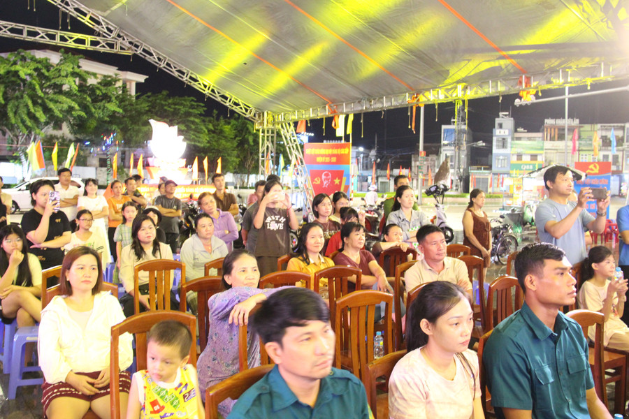 Người dân thưởng thức chương trình nghệ thuật. Ảnh: Trọng Lợi img-5737.jpg