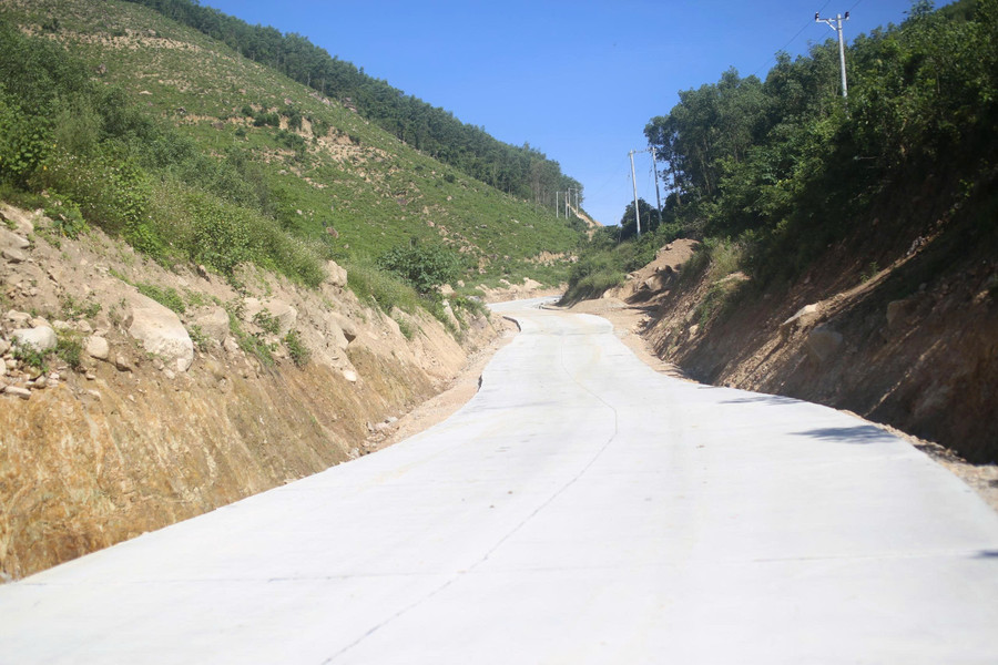 Trước đó, lưới điện cũng được đầu tư, kéo về tận làng Canh Tiến. Ảnh: Trọng Lợi e977094a8c0901575818.jpg