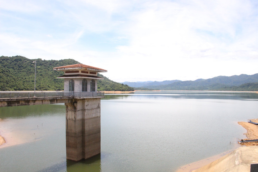 Lòng hồ Núi Một - nơi người dân lâu nay thường sử dụng ghe hoặc xuồng máy để đi lại. Ảnh: Trọng Lợi img-5786.jpg