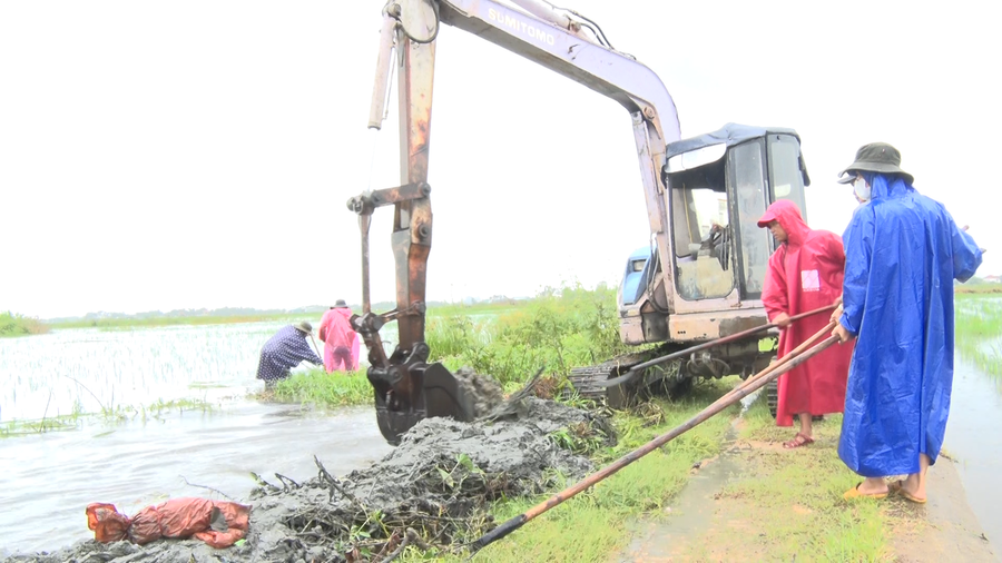 Grävmaskiner mobiliserades för att muddra kanalbädden för att säkerställa dränering av översvämningar. Foto: T. Loi thaot-lu-tuy-phuoc-dong.png