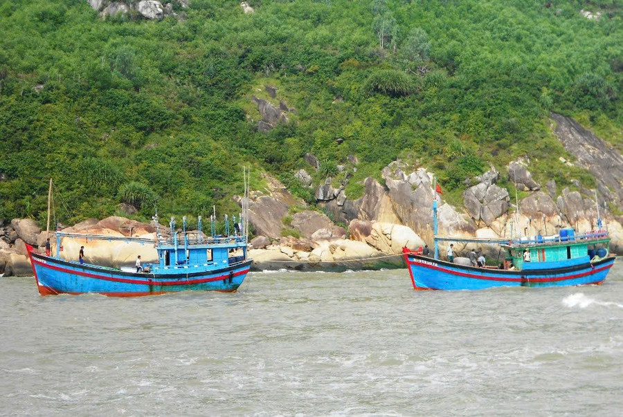 Tàu cá di chuyển về cảng cá Tam Quan neo đậu, tránh bão số 5. Ảnh: Trọng Lợi 3e13b7a94a3ac2649b2b.jpg