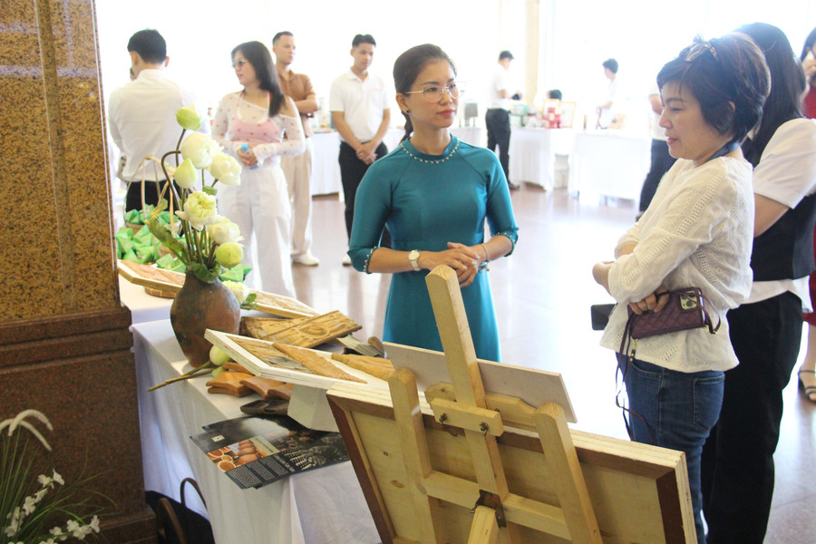 Đại diện dự án Gốm Vân Sơn, vẻ đẹp gốm xưa cho công trình nay chia sẻ một số thông tin về sản phẩm tại chương trình. Ảnh: Trọng Lợi img-5686.jpg