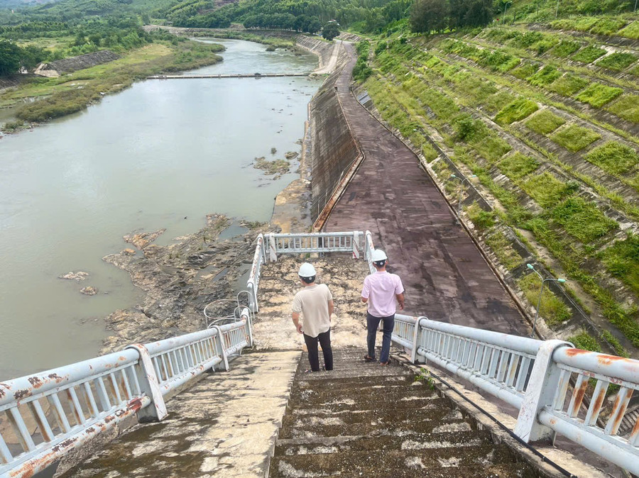 Ngay khi nhận thông tin bão số 12 đi vào Biển Đông, Xí nghiệp Thủy lợi Định Bình chỉ đạo bộ phận chuyên môn kiểm tra hệ thống công trình hồ Định Bình, sẵn sàng công tác ứng phó. Ảnh: Trọng Lợi ho-chua.jpg