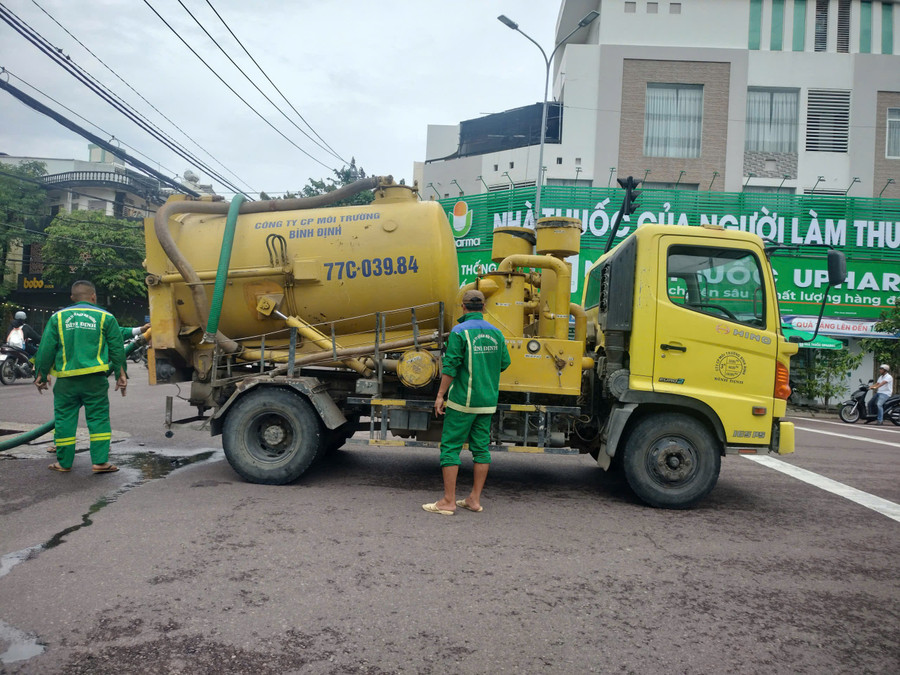 Hoạt động nạo vét, thu gom bùn thải ở các hố ga, khơi thông lối thoát nước ở các tuyến đường nội thị phường Quy Nhơn cũng được Công ty CP Môi trường Bình Định chú trọng thực hiện những ngày qua. Ảnh: Trọng Lợi caf79293df43521d0b52.jpg