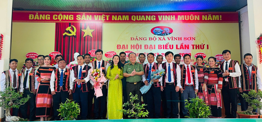 Ban Chấp hành Đảng bộ xã Vĩnh Sơn nhiệm kỳ 2025-2030 ra mắt Đại hội. Ảnh: A-Khang kk.jpg