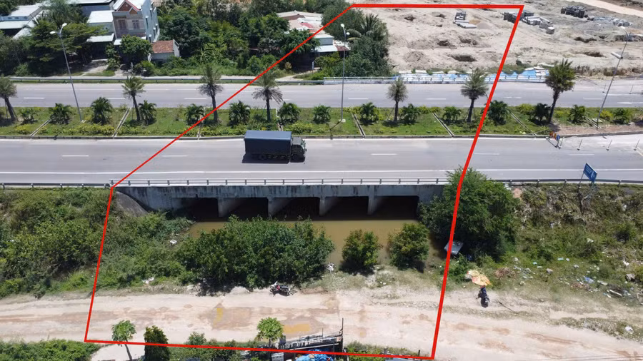 Người dân cho rằng việc Công ty TNHH Phú Gia Riverside đổ đất thi công dự án Khu đô thị mới khu vực Chợ Góc đã chắn dòng thoát lũ về hạ lưu cầu bản (5 khoang) tại tuyến quốc lộ 19 mới, khiến nước ngập úng kéo dài. Ảnh: T.L