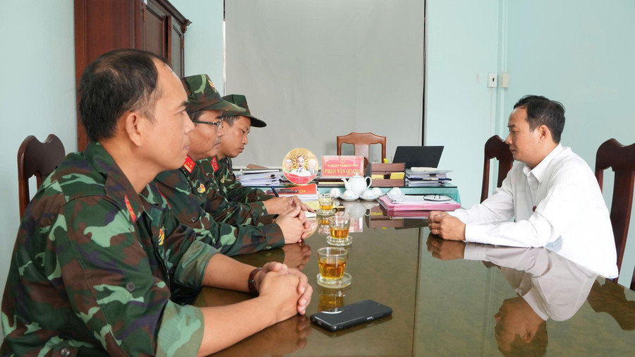 Ông Phan Văn Quang, Phó Chủ tịch UBND phường Hoài Nhơn Đông (bên phải) đang trao đổi với cơ quan chức năng về phương án tìm kiếm tàu cá mất liên lạc trên biển. Ảnh: C.T.V 167a79f9c20e4850111f.jpg