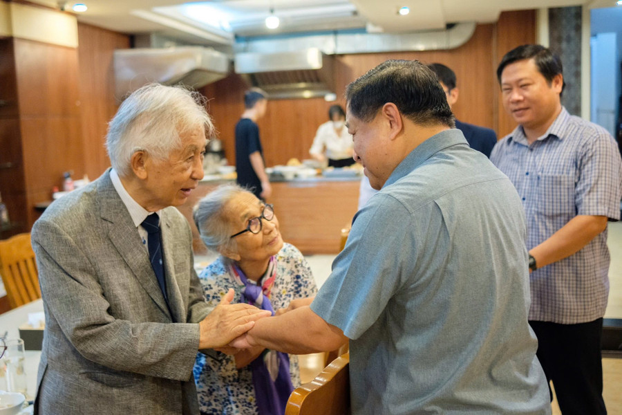 Phó Thủ tướng Chính phủ Nguyễn Chí Dũng có buổi gặp mặt thân tình với vợ chồng Giáo sư Trần Thanh Vân và Lê Kim Ngọc vào sáng 3-10, tại TP Hà Nội. Ảnh: ICISE 556343555-31781594228121535-3823743250626585849-n.jpg