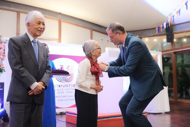 Đại sứ Cộng hòa Pháp tại Việt Nam Olivier Brochet trao Huân chương Bắc đẩu Bội tinh bậc sĩ quan cho GS Lê Kim Ngọc. Ảnh: VGP 976b947ac5ef4fb116fe-17594922355021721067586.jpg
