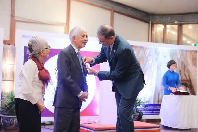 Đại sứ Cộng hòa Pháp tại Việt Nam Olivier Brochet trao Huân chương Bắc đẩu Bội tinh bậc sĩ quan cho GS Trần Thanh Vân. Ảnh: VGP fe9406a54830c26e9b21-17594921555471528144186.jpg