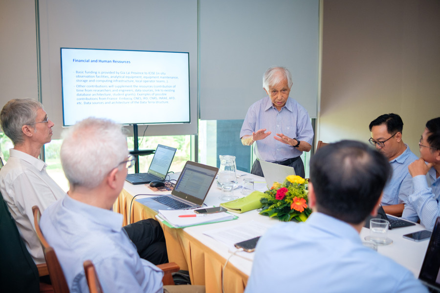 Giáo sư Trần Thanh Vân-Chủ tịch Hội Khoa học Gặp gỡ Việt Nam, Giám đốc ICISE trình bày tại hội thảo. Ảnh: A.N vseo5-0764.jpg