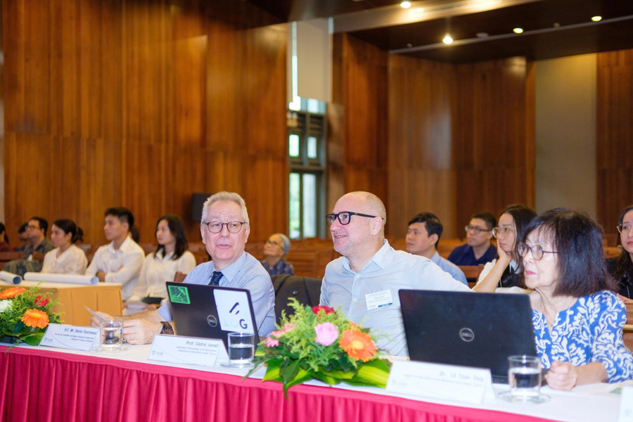 Các nhà khoa học quốc tế dự khai mạc Trường học. Ảnh: A.N img-20251013-104824.jpg