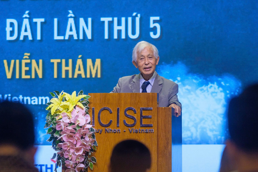 Giáo sư Trần Thanh Vân-Chủ tịch Hội Khoa học Gặp gỡ Việt Nam, Giám đốc ICISE phát biểu khai mạc Trường học. Ảnh: A.N img-20251013-104833.jpg
