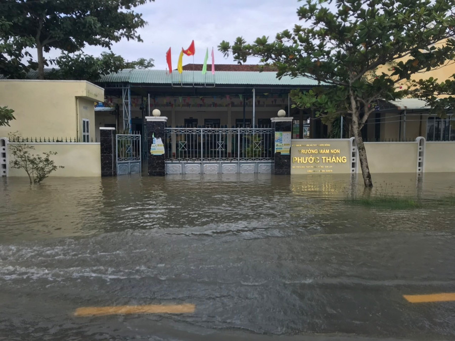 Nước từ thượng nguồn đổ về kết hợp thủy triều dâng khiến nhiều trường học ở xã Tuy Phước Đông bị ngập úng, học sinh không thể đến trường. Ảnh: T.Lợi ngap.jpg