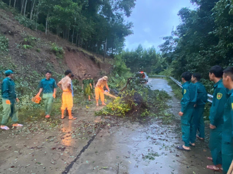 Công an xã Vĩnh Thạnh phối hợp cùng Phòng Cảnh sát giao thông Công an tỉnh và lực lượng dân quân tự vệ có mặt tại hiện trường để dọn dẹp đất đá, khơi thông tuyến đường, đảm bảo an toàn cho người dân. Ảnh: ĐVCC anh-sat-lo.jpg