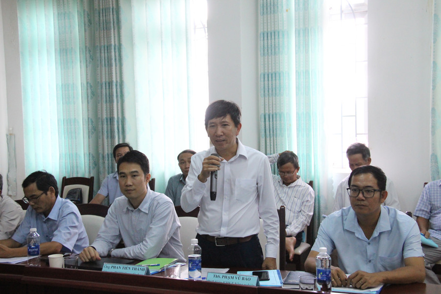 លោកបណ្ឌិត Pham Vu Bao នាយករងនៃវិទ្យាស្ថានវិទ្យាសាស្ត្រ និងបច្ចេកវិទ្យាកសិកម្ម South Central Coast បាននិយាយថា ការជម្លៀសទឹកជំនន់ និងការស្ងួត គឺជាជំហានបច្ចេកទេសឆ្ពោះទៅមុខ ដែលជាទិសដៅយុទ្ធសាស្ត្រដើម្បីបង្កើតកសិកម្មឆ្លាតវៃ បៃតង និងនិរន្តរភាពនៅ Gia Lai ។ រូបថត៖ Trong Loi img-6009.jpg