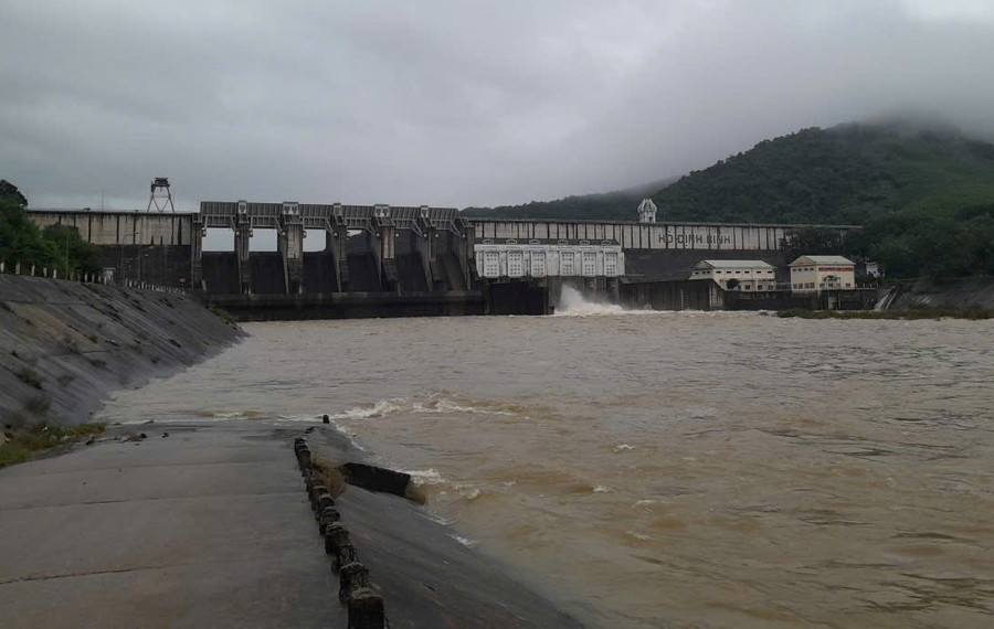 Nước từ hồ Định Bình tiếp tục điều tiết về hạ du sáng 31-10. Ảnh: A.N ho-dinh-binh.jpg