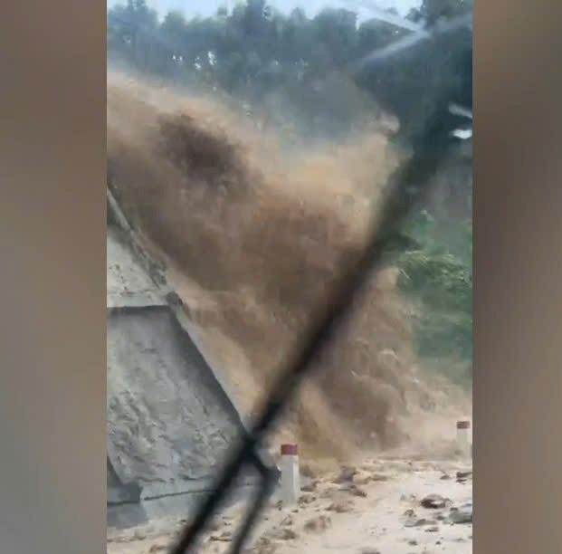 Nước chảy mạnh kéo theo đất, đá đổ sạt xuống mặt đường qua đèo An Khê, xã Bình Khê (tỉnh Gia Lai). Ảnh chụp màn hình sat-lo.jpg