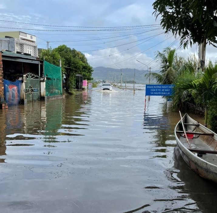 Khu vực cầu Lạc Điền, xã Tuy Phước Đông tiếp tục bị ngập nước. Ảnh: A.N cau-lac-dien.jpg