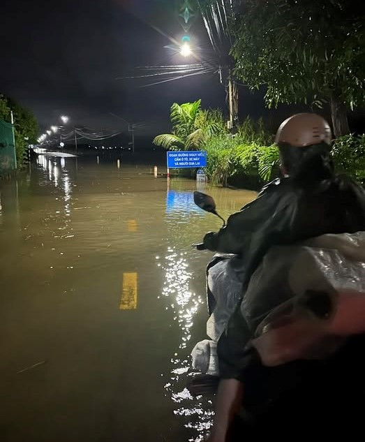 Sáng 31-10, một số điểm trên tỉnh lộ 640 từ Phước Hòa về xã Ngô Mây đi Cát Tiến vẫn còn ngập trong nước. Ảnh: A.N tinh-lo-640.jpg