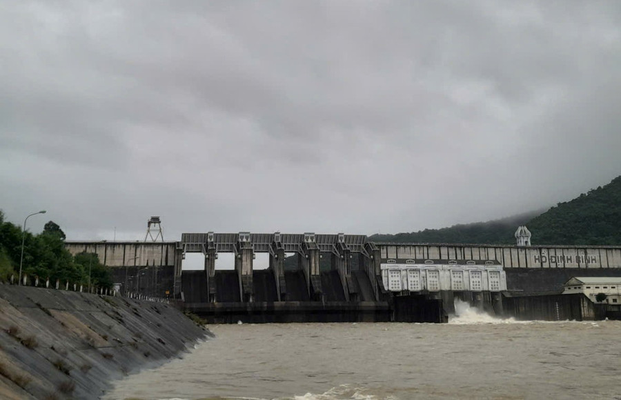 Mưa lớn những ngày trước đó bổ sung lượng nước đáng kể về hồ Định Bình. Dự báo, những ngày tới tiếp tục có mưa lớn, do vậy, Xí nghiệp Thủy lợi Định Bình tiếp tục điều tiết nước về hạ du đảm bảo vận hành liên hồ lưu vực sông Kôn-Hà Thanh. Ảnh: T.Lợi ho-dinh-binh-2.jpg