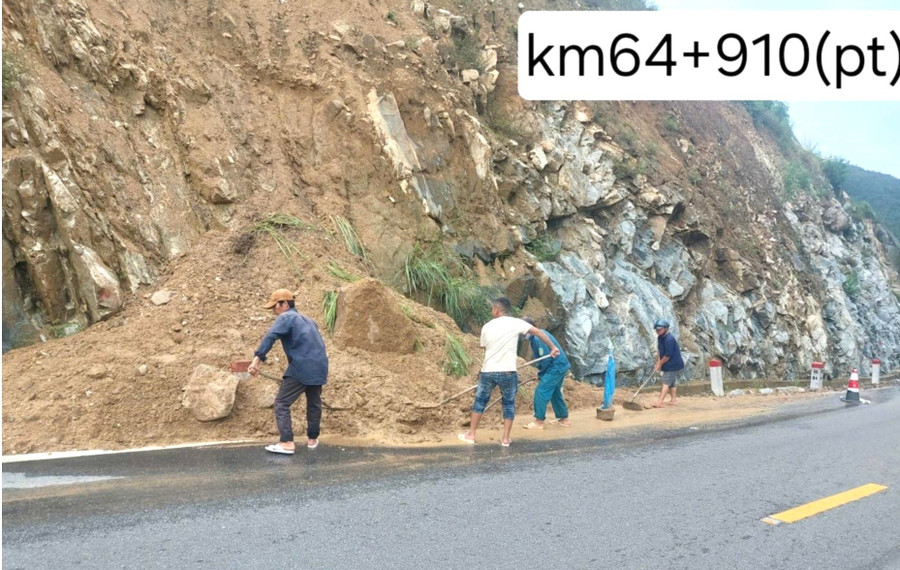 Thu gom đất, đá đổ xuống mặt đường đèo An Khê, đảm bảo giao thông an toàn. Ảnh: ĐVCC 8888c0e46ba7e7f9beb6.jpg