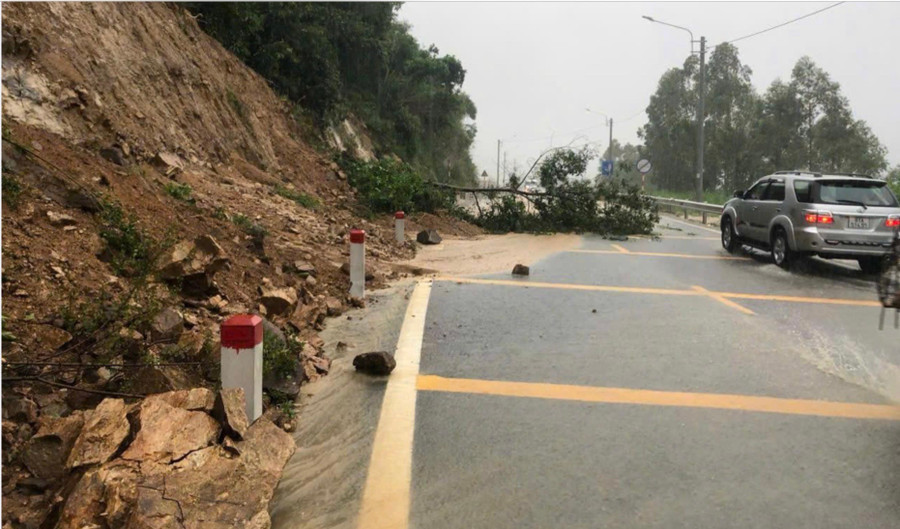 Đất, đá trượt sạt xuống mặt đường đèo An Khê vào sáng 31-10. Ảnh: ĐVCC 75eb6d8dc6ce4a9013df.jpg