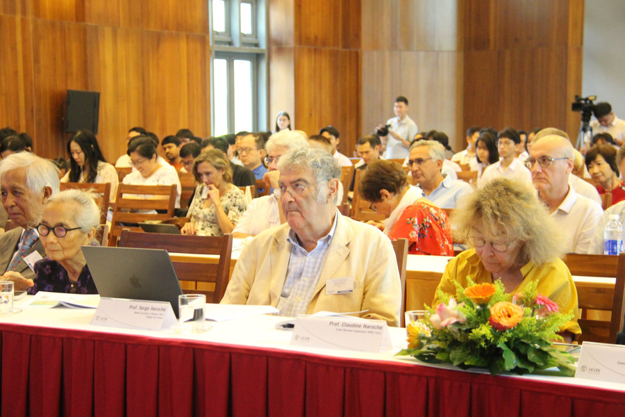 Giáo sư Serge Haroche-nhà khoa học người Pháp, chủ nhân Giải Nobel Vật lý năm 2012 (thứ hai bên phải) dự hội nghị. Ảnh: Trọng Lợi img-6132.jpg