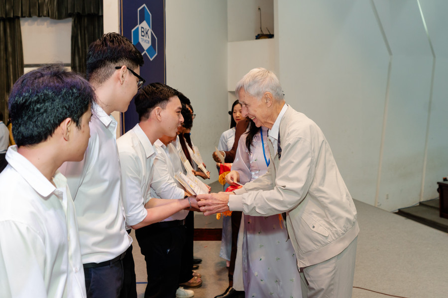 Giáo sư Patrick Aurenche-Phó Chủ tịch Tổ chức khoa học và giáo dục "Gặp gỡ Việt Nam” tại Pháp trao chứng nhận học bổng cho các học sinh. Ảnh: ICISE ric-386.jpg