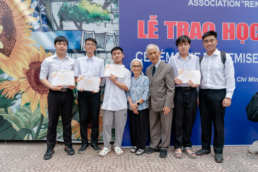 Giáo sư Trần Thanh Vân-Chủ tịch Hội Khoa học Gặp gỡ Việt Nam, Giám đốc ICISE (thứ ba bên phải), cùng Giáo sư Lê Kim Ngọc, Chủ tịch Hội Giúp đỡ trẻ em Việt Nam tại Pháp (thứ tư bên trái) trao học bổng Vallet cho sinh viên khu vực phía Nam. Ảnh: ICISE ric-422.jpg