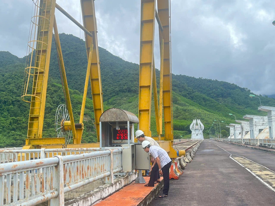 Kỹ sư Xí nghiệp Thủy lợi Định Bình kiểm tra quá trình vận hành điều tiết nước từ hồ Định Bình về hạ lưu. Ảnh: Trọng Lợi ho-chua.jpg