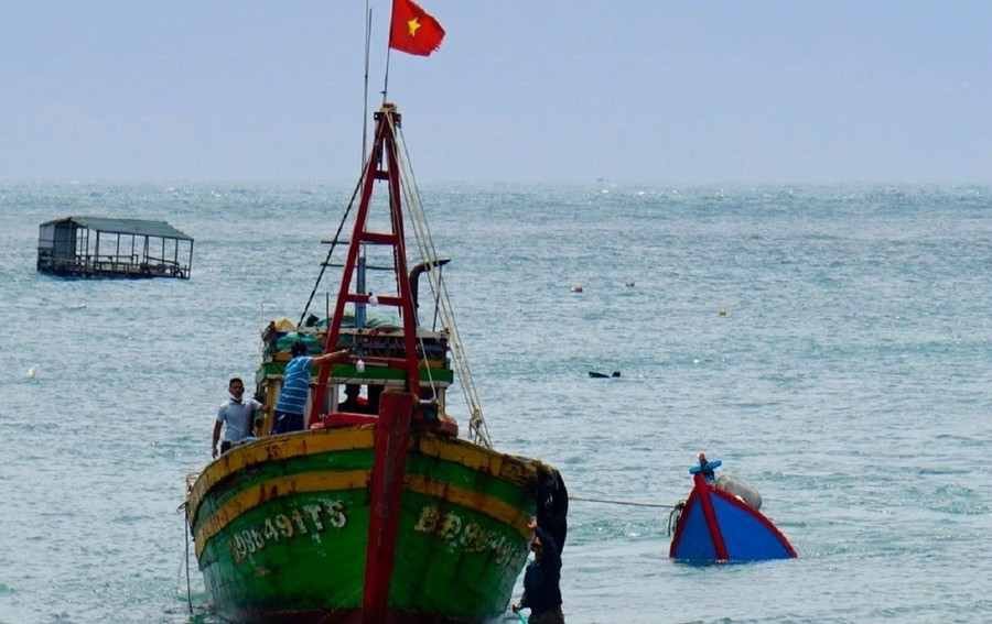 Một thuyền viên gặp tai nạn lao động trên biển, tàu cá đưa vào đất liền điều trị. Ảnh minh họa tau-ca.jpg