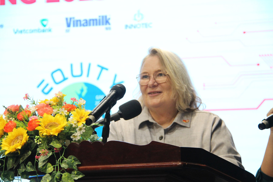 Bà Vibeke Holtum Bendix Nørgaard, Tham tán Giáo dục của Đại sứ quán Đan Mạch tại Việt Nam phát biểu tại lễ bế mạc. Ảnh: Trọng Lợi img-5621.jpg