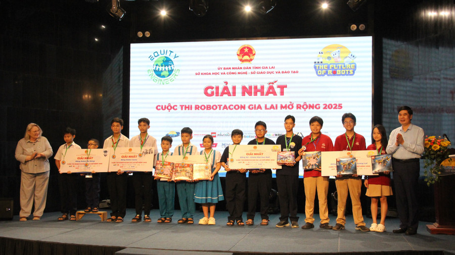 Phó Chủ tịch UBND tỉnh Lâm Hải Giang (bên phải) trao giải cho các đội đoạt giải nhất cuộc thi. Ảnh: Trọng Lợi img-5631.jpg