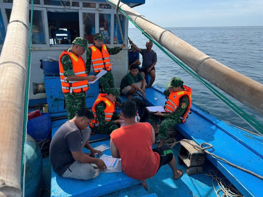 Trước đó, ngày 15-8, Đồn Biên phòng An Hải (Bộ đội biên phòng tỉnh Đắk Lắk) đã kịp thời tiếp cận, cứu hộ 5 thuyền viên trên tàu cá BĐ98470-TS gặp nạn trên vùng biển xã Ô Loan do va phải đá ngầm. Ảnh: Trọng Lợi tau-ca.jpg
