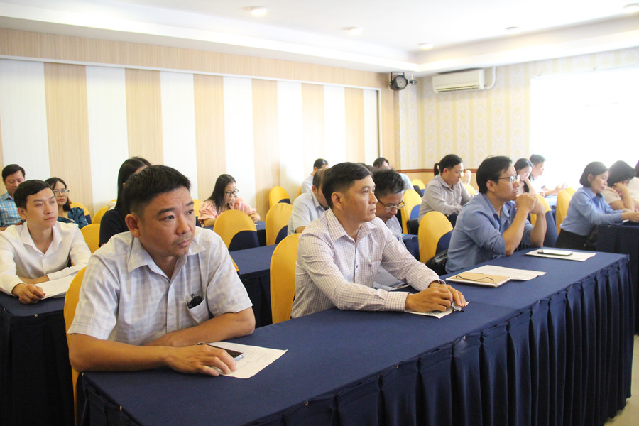 Đại diện lãnh đạo các sở, ban, ngành, UBND các xã/phường cùng các doanh nghiệp sản xuất, kinh doanh trên địa bàn tỉnh dự hội nghị. Ảnh: Trọng Lợi img-5972.jpg