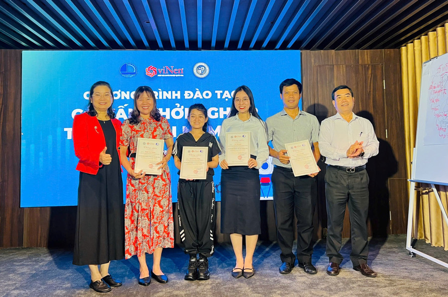 Phó Giám đốc Sở Khoa học và Công nghệ tỉnh Gia Lai trao giấy chứng nhận cho học viên hoàn thành khóa học tại chương trình. Ảnh: A.N 90390c7fe41a6e44370b.jpg