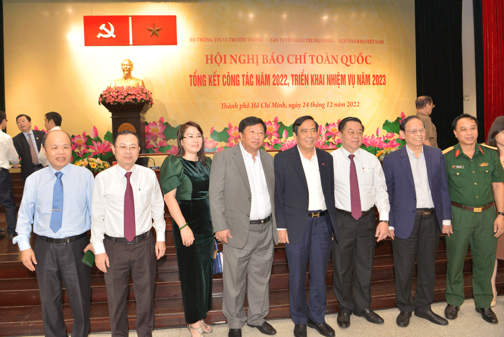 Đồng chí Nguyễn Trọng Nghĩa (thứ ba từ phải sang) và các đại biểu dự hội nghị. Ảnh: CAO THĂNG 2