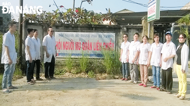  Các kỹ thuật viên massage Hội Người mù quận Liên Chiểu. Ảnh: N.H