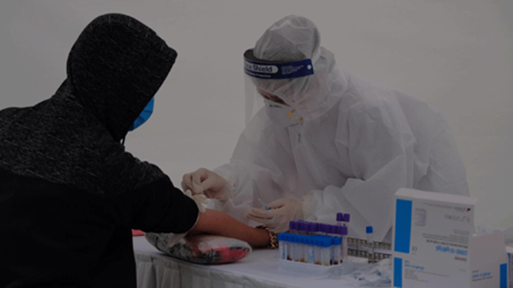 Bộ Y tế thông báo bãi bỏ 9 văn bản thông báo danh sách sinh phẩm, trang thiết bị y tế chẩn đoán in vitro xét nghiệm SARS-CoV-2 không phù hợp. Ảnh: Trần Cường