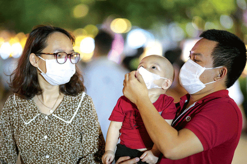 Người dân TP HCM vui chơi ở phố đi bộ Nguyễn Huệ. Ảnh: Hoàng Triều