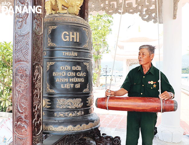 Thương binh Ngô Văn Phùng đánh 3 tiếng chuông ở Nghĩa trang Liệt sĩ xã Hòa Liên, huyện Hòa Vang. Ảnh: NHƯ HẠNH Thương binh Ngô Văn Phùng đánh 3 tiếng chuông ở Nghĩa trang Liệt sĩ xã Hòa Liên, huyện Hòa Vang. Ảnh: NHƯ HẠNH