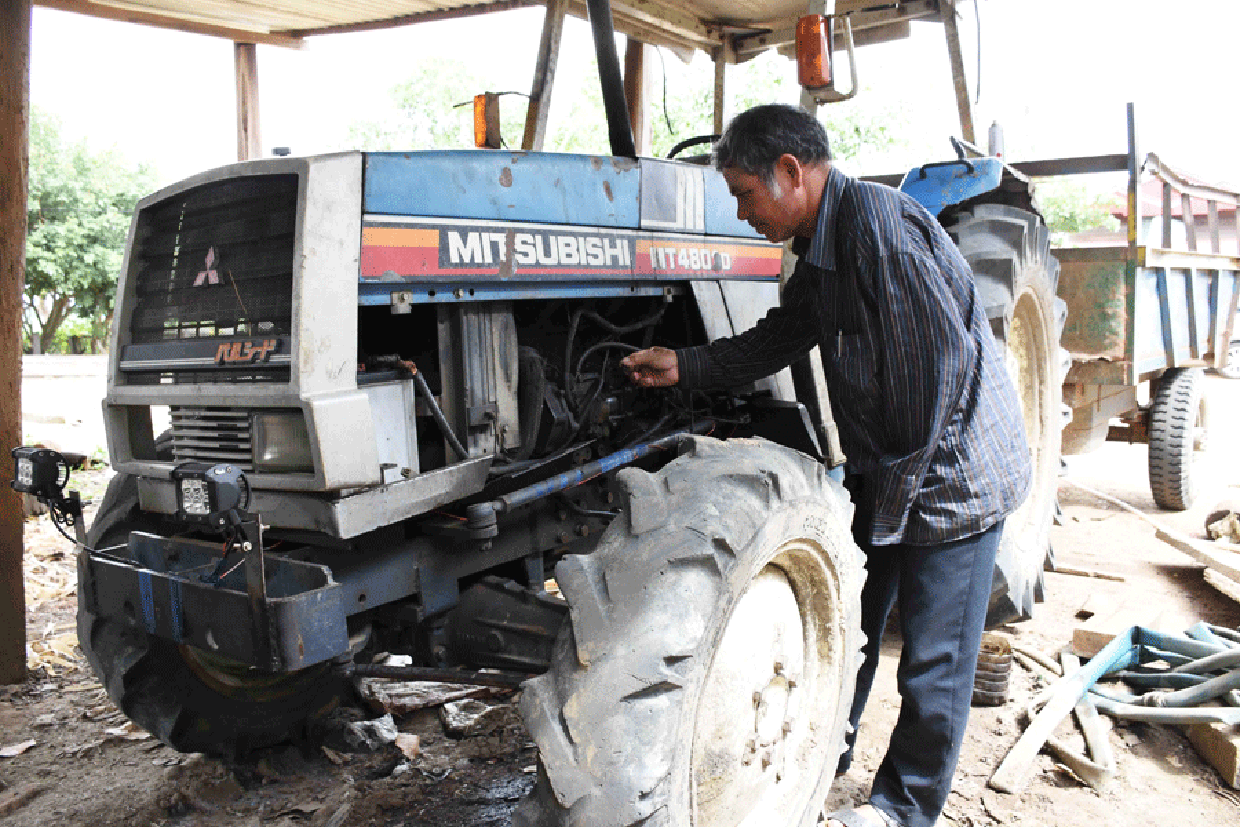 Ông Đinh A Rớh bên “con ngựa chiến” của mình. Ảnh: Ngọc Tấn Ông Đinh A Rớh bên “con ngựa chiến” của mình. Ảnh: Ngọc Tấn